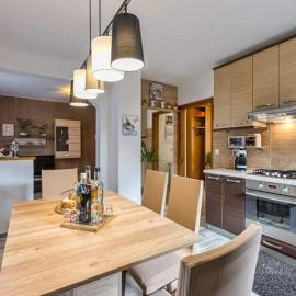 고스피치에 위치한 호텔 Apartman Sunny Lika