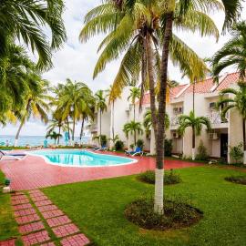 Chrisanns Hidden Cove 2 bedroom: Saint Mary Parish şehrinde bir otel