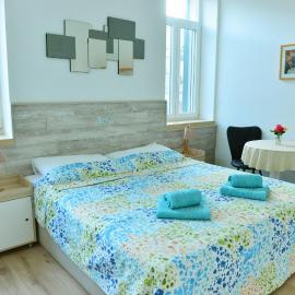 En-suite Rose on Rokova Street - 5 min Walk to the Old Town of Split