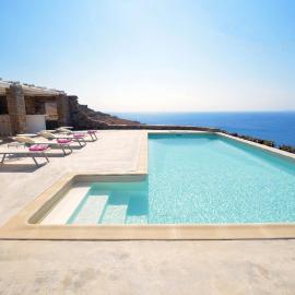Spectacular sunset view villa at Melissaki, hotelli kohteessa Ioulida