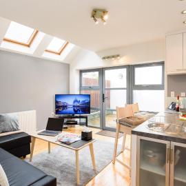 2 Bed Cardiff House with Hot Tub, BBQ, Terrace & Free Parking