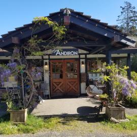 The Andiron Seaside Inn & Cabins – hotel w mieście Little River