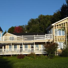 Dans Les Bras de Memphré, hotel in Magog-Orford