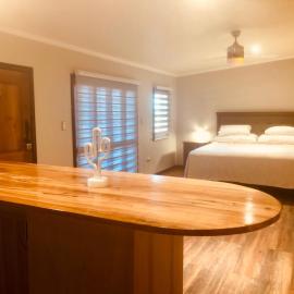 Strip Center Suites by Casona Lo Aguirre, khách sạn ở El Monte
