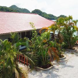 Penarak Bamboo Beach Motel, hotel in Kuah