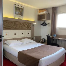 Kimotel Epône-Flins, hotel v mestu Épône