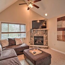 6 Mi to Skiing: Family Poconos Home w Decks!, Hotel in Albrightsville