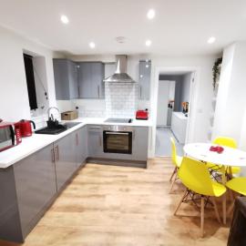 4 sleeps and travel cot- close to beach and restaurants, hotel sa Bournemouth