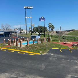 THE COUNTRY CORNER INN, hotel en Devine