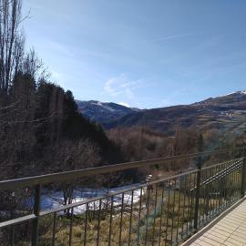 Apartament amb pati a la Vall Fosca, tranquilitat i bones vistes, hotel a Monrós