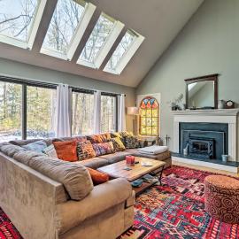 Peaceful Goshen Cottage w/ Screened Porch & Views! โรงแรมในโกเชน