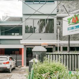 RedDoorz near Plaza Senayan