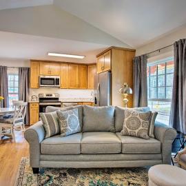 Walk to Dining: Saluda Main Street Retreat!, hotel i Saluda