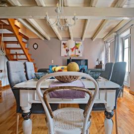 Luxury Family House with Backyard, hotel in Mantoúkion