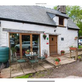 Ty Fferm Hen, Ancient Farmhouse, Coity Bach, hotel in Talybont