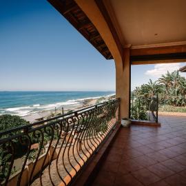 6 Bedroom Tuscan Styled Home in Umdloti Beach, hotel in Umdloti
