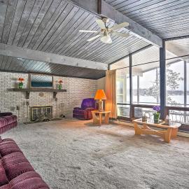 Rustic Crooked Lake Cottage w/ Views & Deck, hotel u gradu 'Lake'