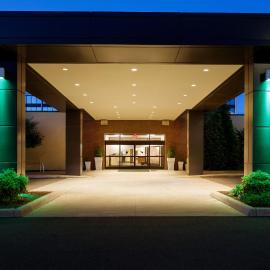 Holiday Inn and Suites Charleston West by IHG, hotel v destinácii Charleston