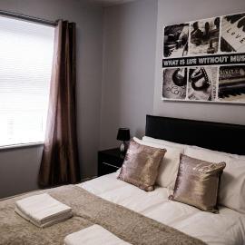 4 Bedroom House- Close to City Centre- Ideal for Contractors- Free Parking- Sleeps 8