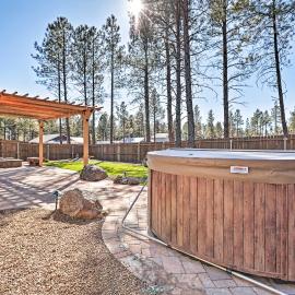 Flagstaff Oasis w/ Hot Tub - 3 Mi to Downtown!, hotel en Flagstaff