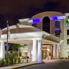 Holiday Inn Express Hotel & Suites Tampa-USF-Busch Gardens by IHG, hotel di Tampa