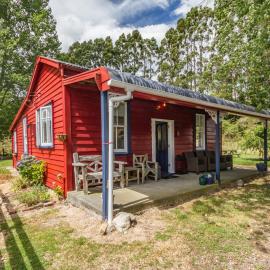 The Red Rooster Cottage, hotel in Raurimu