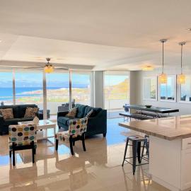MODERN SPACIOUS BEACH FRONT CENTRAL CONDO w POOLS STEPS TO BEACH, готель у місті Розаріто