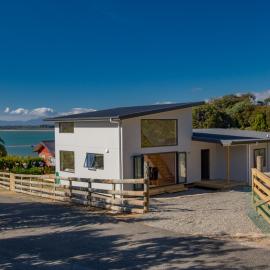 Tapu Bay Treasure - Kaiteriteri Holiday Home, hotel in Kaiteriteri