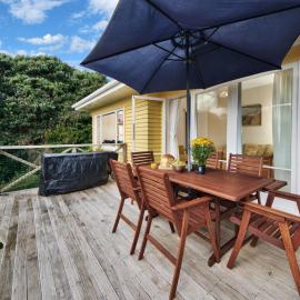 Surfer's Sunshine Cottage - Piha Holiday Home – hotel w mieście Piha