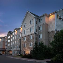Staybridge Suites North Brunswick by IHG، فندق في نورث برونزويك