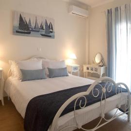 The Bluehouse - Spacious top floor flat with parking, by Mon Repos beach, viešbutis Kerkyroje