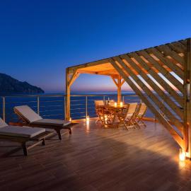 Villa Diafani, Anna: Diafanion şehrinde bir otel