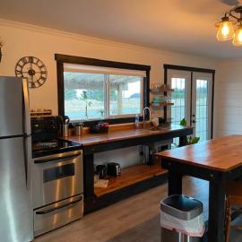 Sunrise Cabin secluded beach front accommodation, hotel en Sandspit