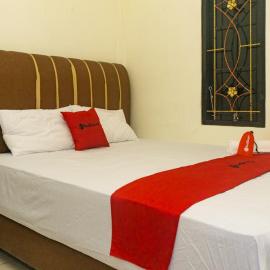 RedDoorz near Sentani Airport Jayapura, hotel v destinácii Jayapura