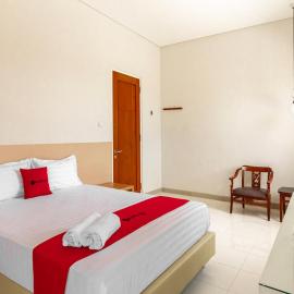 RedDoorz Syariah @ Kebraon, hotel a Kebraon