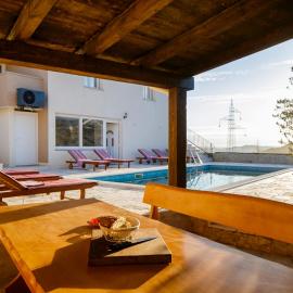 Villa Anabella peaceful holiday home with pool, hotel in Klis