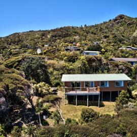 Seaview, Sun and Surf - Piha Holiday Home, hotell Pihas