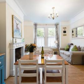 Bikki Apartments - 2 Bed - Free Parking - Own Entrance, hotel in Harrow