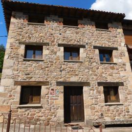 Las Hoyas I y II, hotel in Tolbaños de Arriba