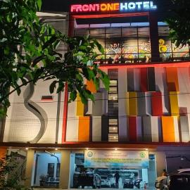 Front One Hotel Tulungagung, hotell i Tulungagung