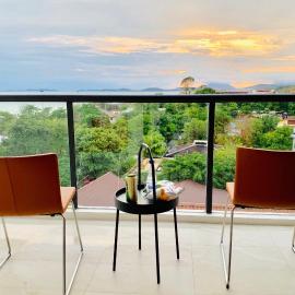 Top Floor Gorgeous Sunset View - Mae Phim Beachfront Condo, хотел в Мае Пим