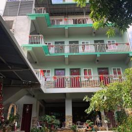 First Baby Bytes Guest House، فندق في Lazi