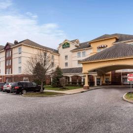 La Quinta by Wyndham Islip - MacArthur Airport, ξενοδοχείο σε Bohemia