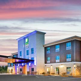 Holiday Inn Express & Suites Junction by IHG، فندق في جونكشن