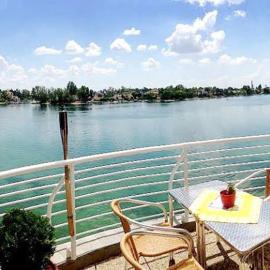Hotel Zátoka, hotell i Senec