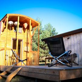 Le Petit Rias en Roulotte, 4 personnes, coin cuisine et cabinet de toilette, hotell sihtkohas Saint Maurice en Chalencon