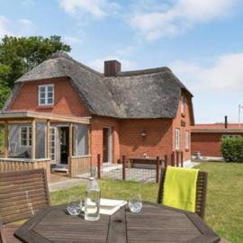 Thatched Holiday Home in Struer, Jutland with a view, hotel in Struer