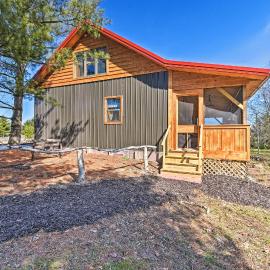 'Honey House Cabin' - A Quiet Countryside Retreat!, hotel en Nappanee