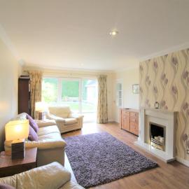 Spacious bungalow - private secure garden - sleeps up to 6, hotel in Marple