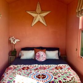 The Oaks Glamping - Magpie Half Shepherds Hut, hotel in Colkirk